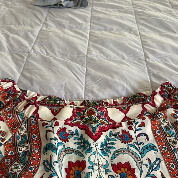 VERSE size Large flowered multi color top. - Picture 2 of 10